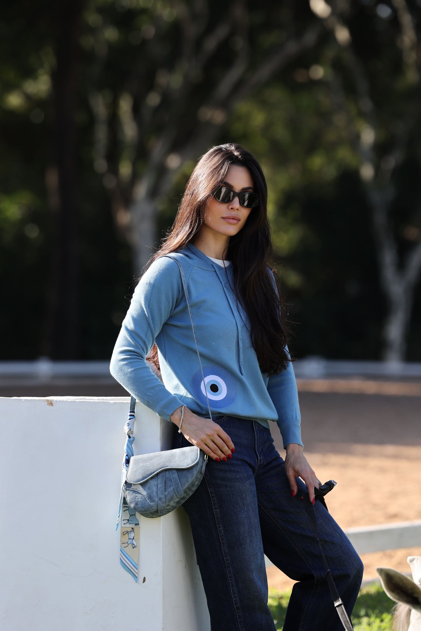 Pullover com capuz olho grego