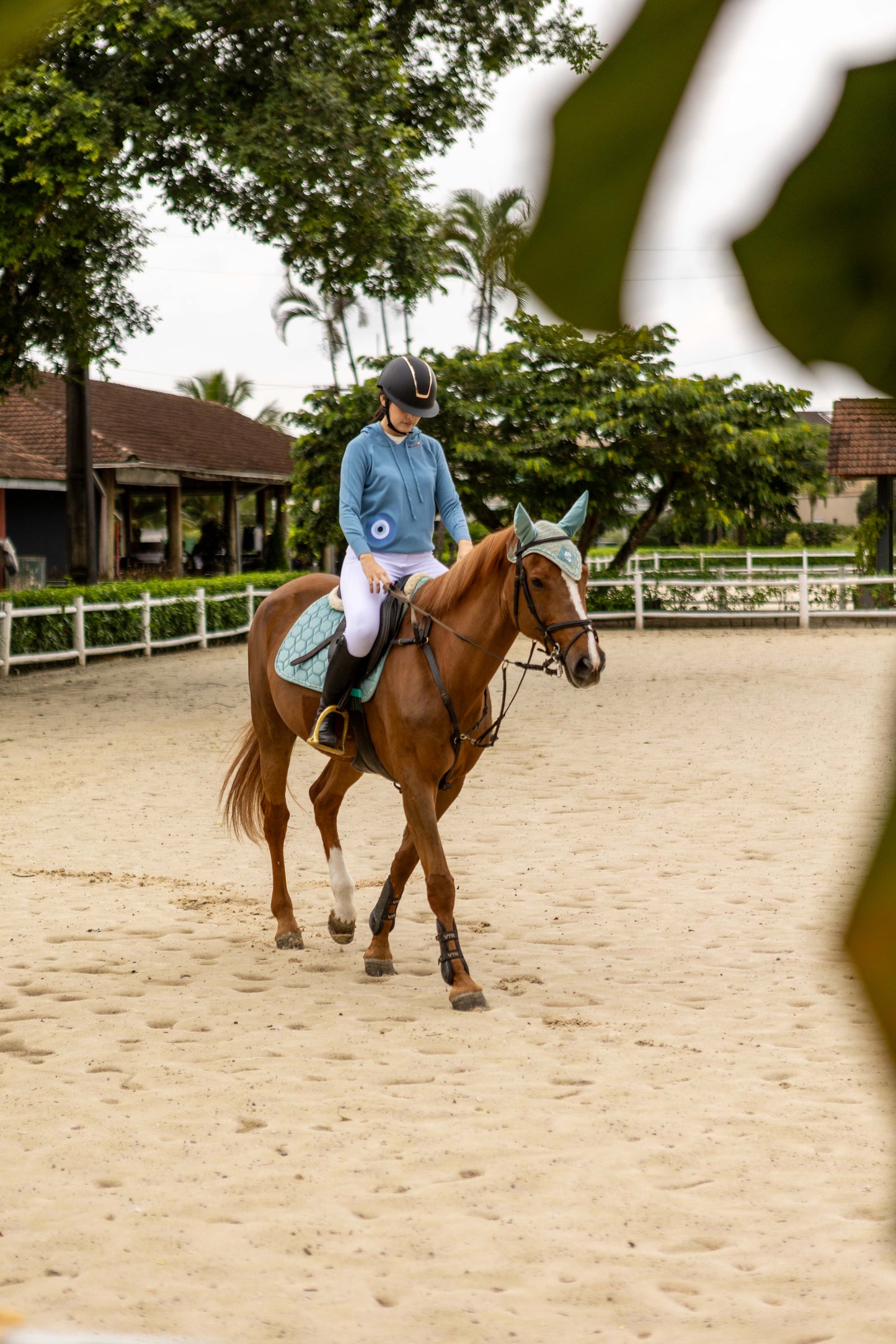 Pullover com capuz olho grego