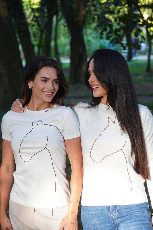 Camiseta - Cavalo Contorno *bordado a mão* - Branca