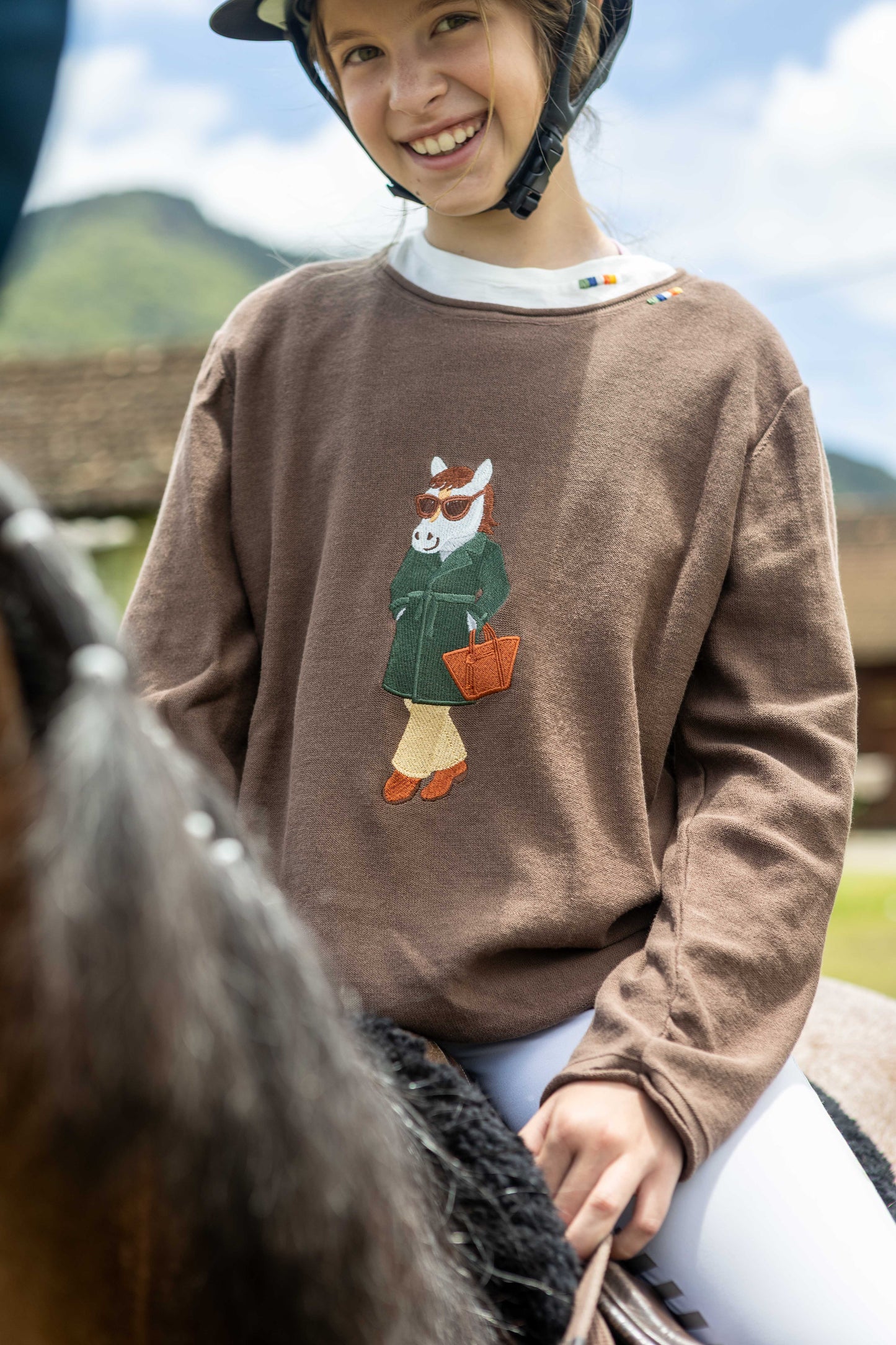 Sueter Polo Horse Chic by Dani Miro - Marrom