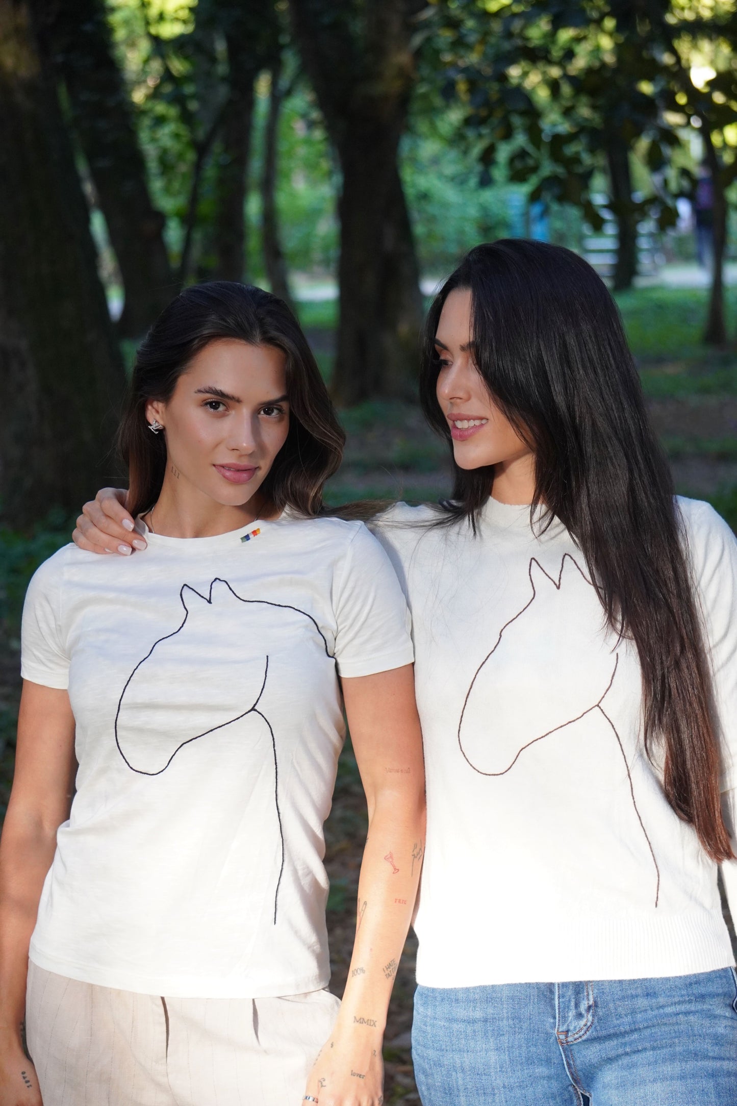 Camiseta - Cavalo Contorno *bordado a mão* - Branca